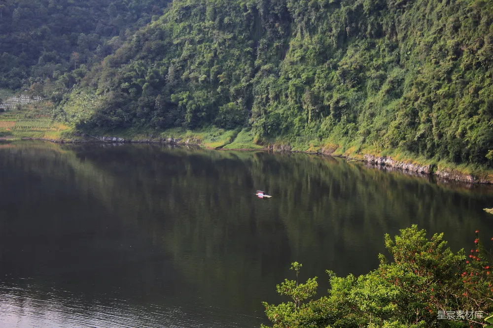 高清摄影 自然风光 宁静氛围 湖边景色 山间森林 乡村生活 宁静的湖畔与翠绿山景