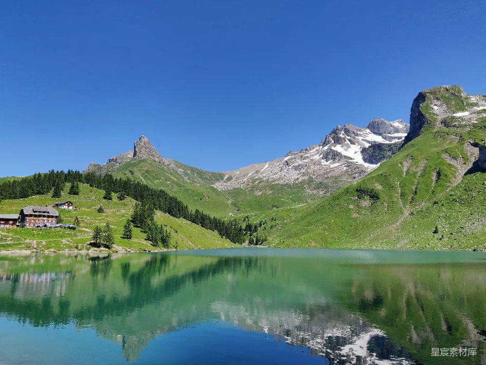 高清摄影 自然风光 阿尔卑斯山 湖光山色 宁静 户外旅行 瑞士阿尔卑斯山的宁静湖泊