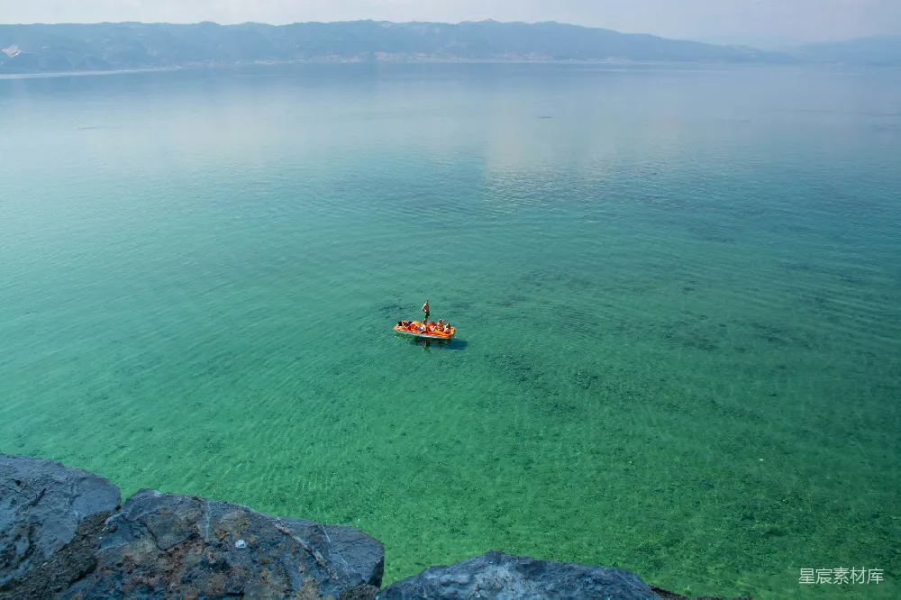 高清摄影 海洋 休闲 自然 旅行 夏日 清澈海水中的小船