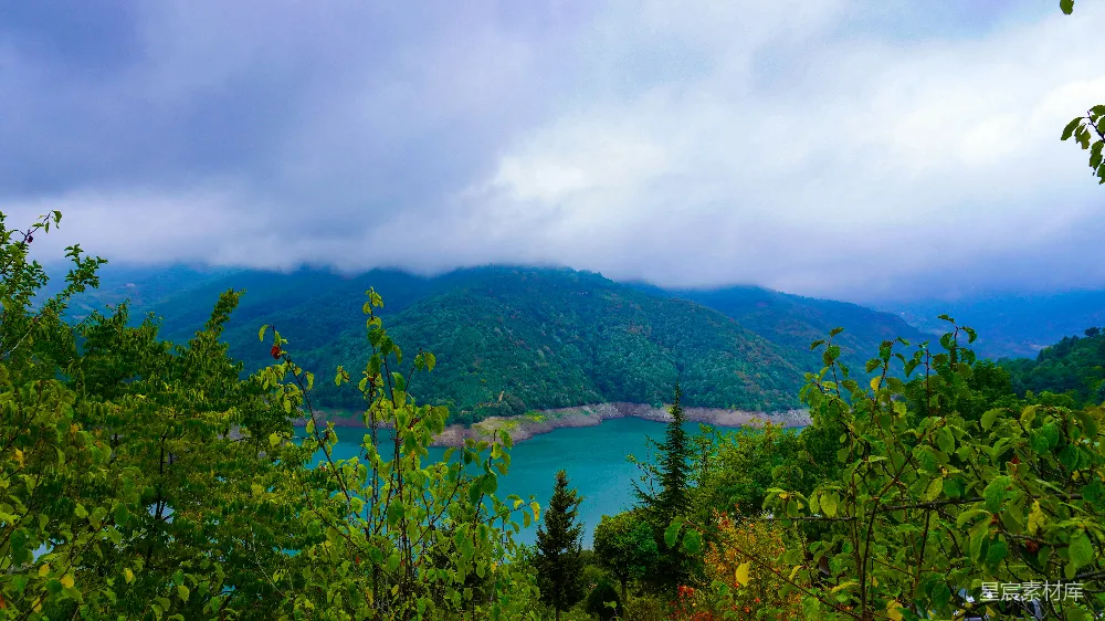 高清摄影 自然风光 山景 湖泊 云雾 户外 云雾缭绕的山谷