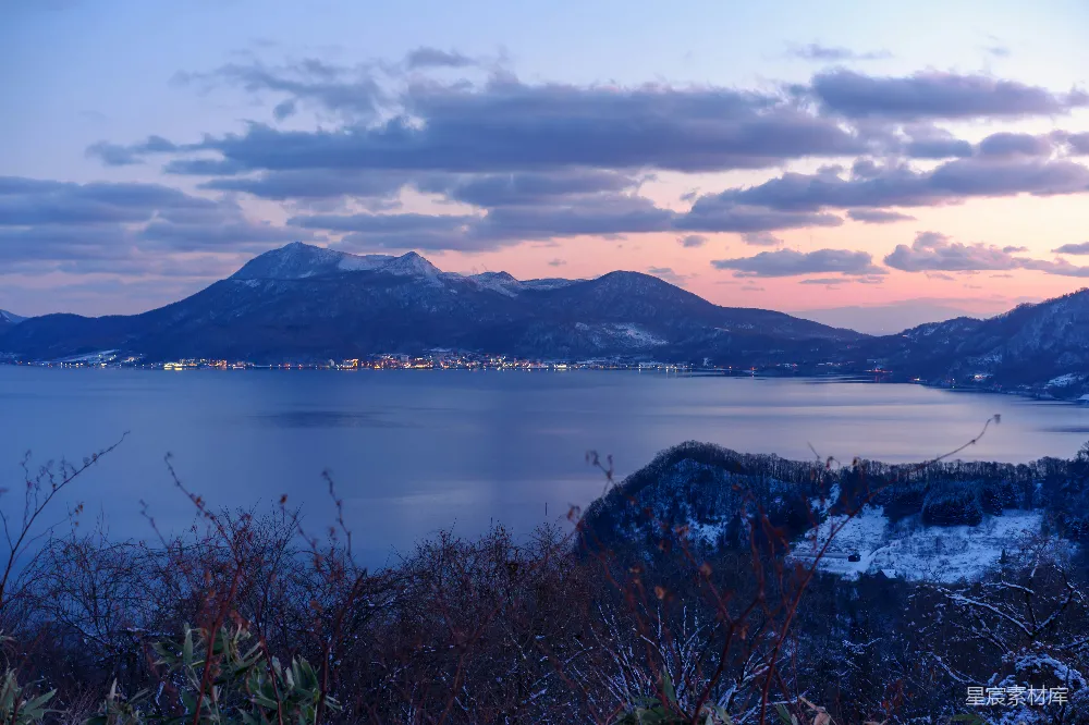 高清摄影 风景 自然 湖景 日落 冬季 冬日湖畔的宁静日落