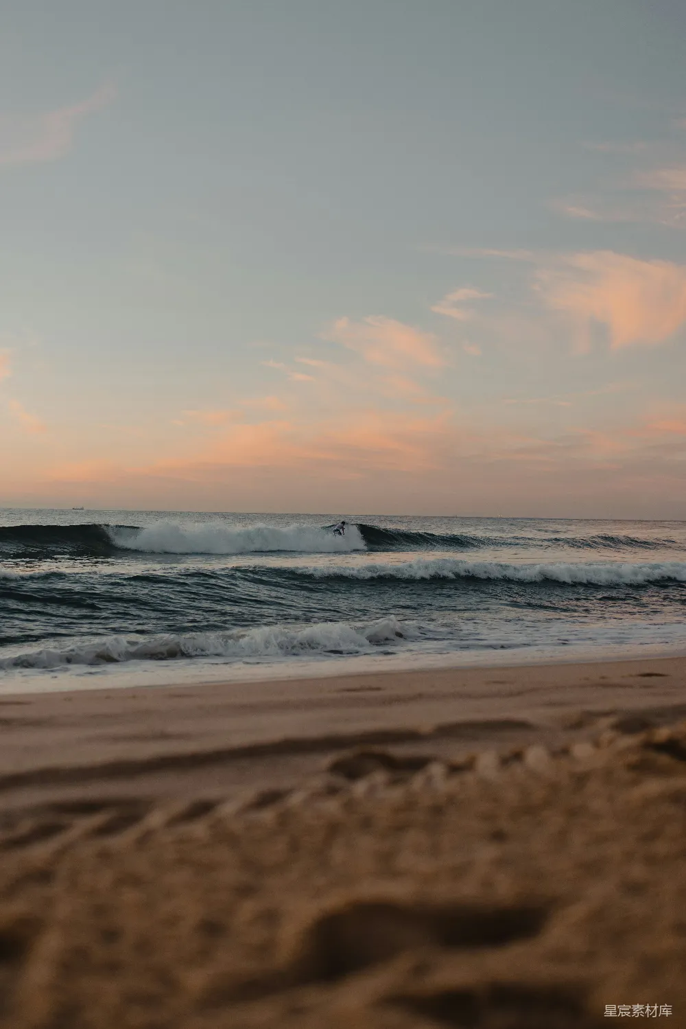 高清摄影 海滩 冲浪 日落 自然风光 休闲 日落时的冲浪者