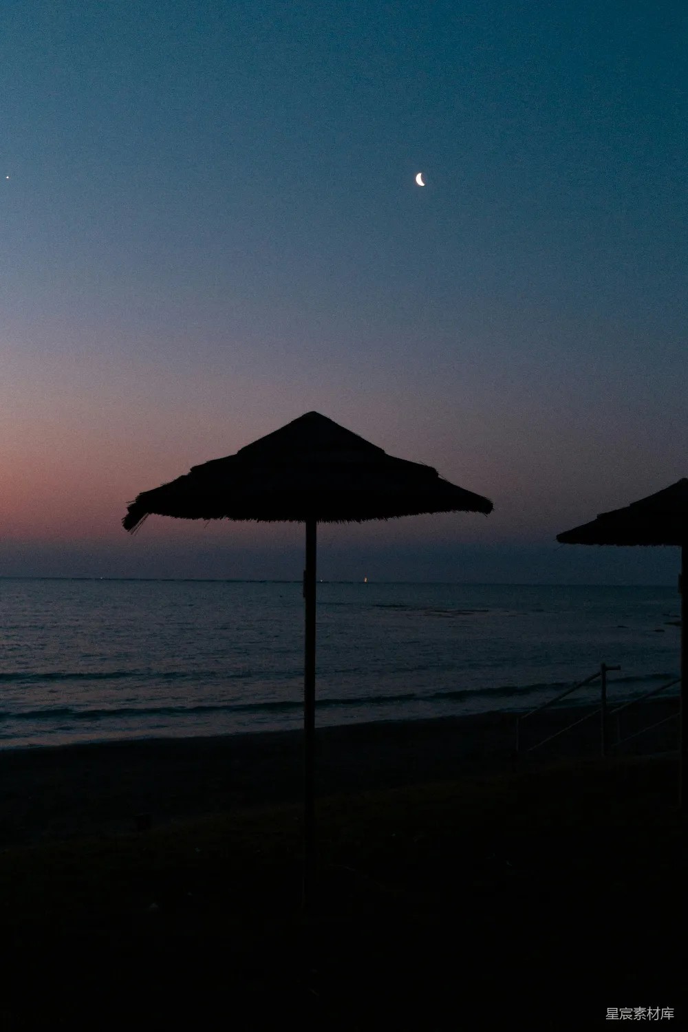 高清摄影 海滩 夜晚 弯月 日落 自然 夜幕下的海滩与弯月