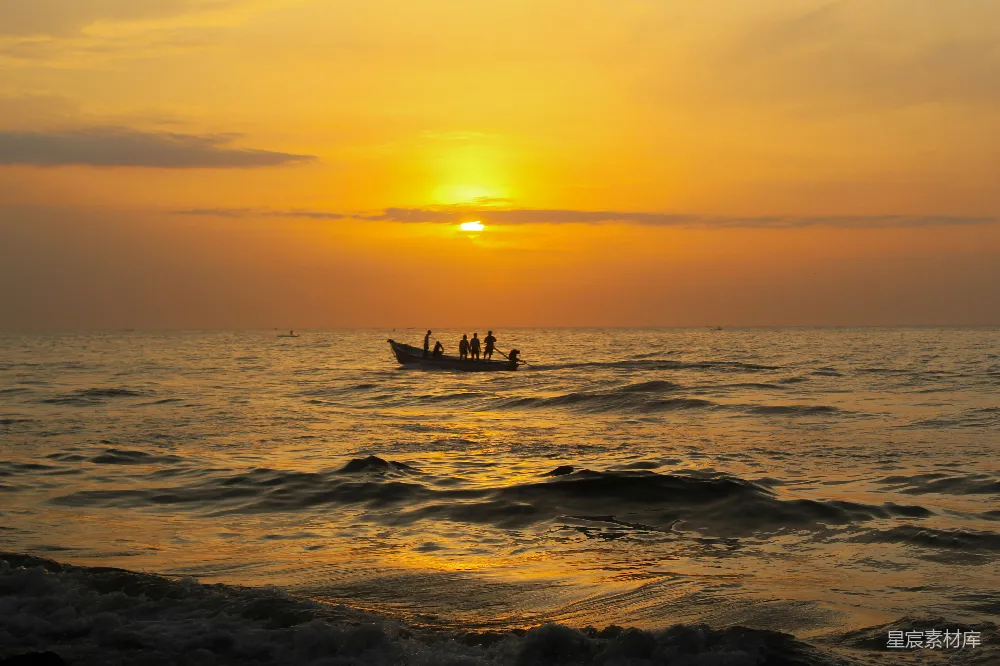 高清摄影 日落 海洋 渔船 宁静 自然 夕阳下的渔船
