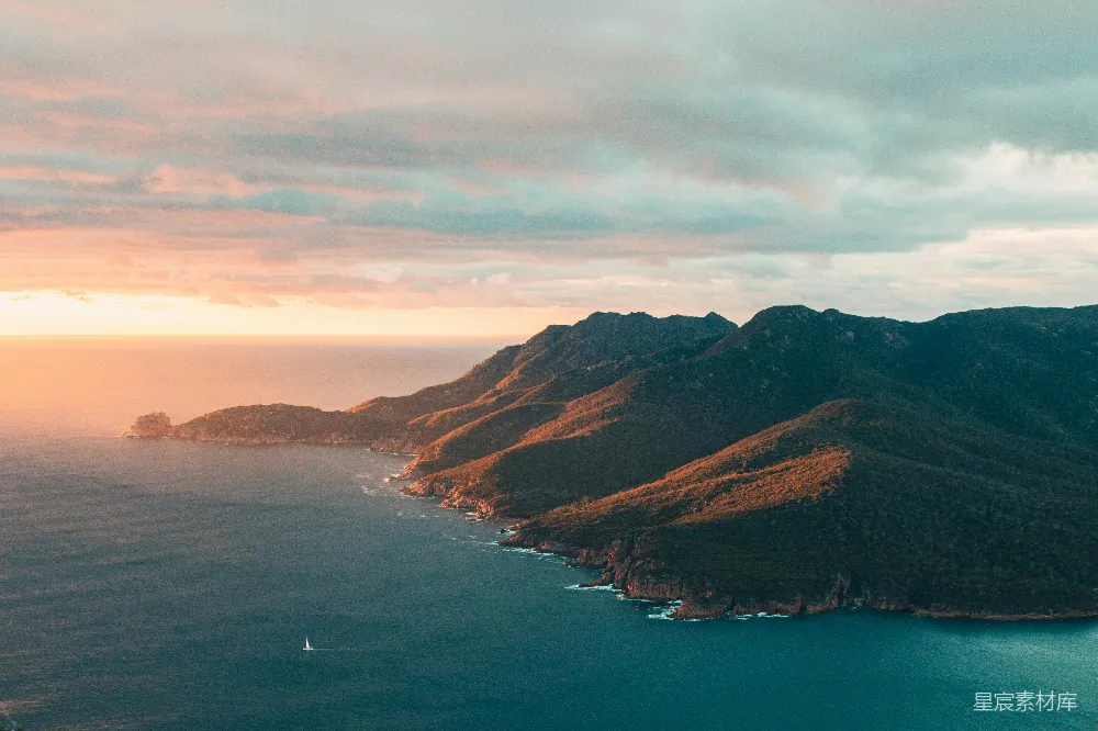 高清摄影 海岸线 日落 山脉 自然风光 宁静 日落时分的山海美景
