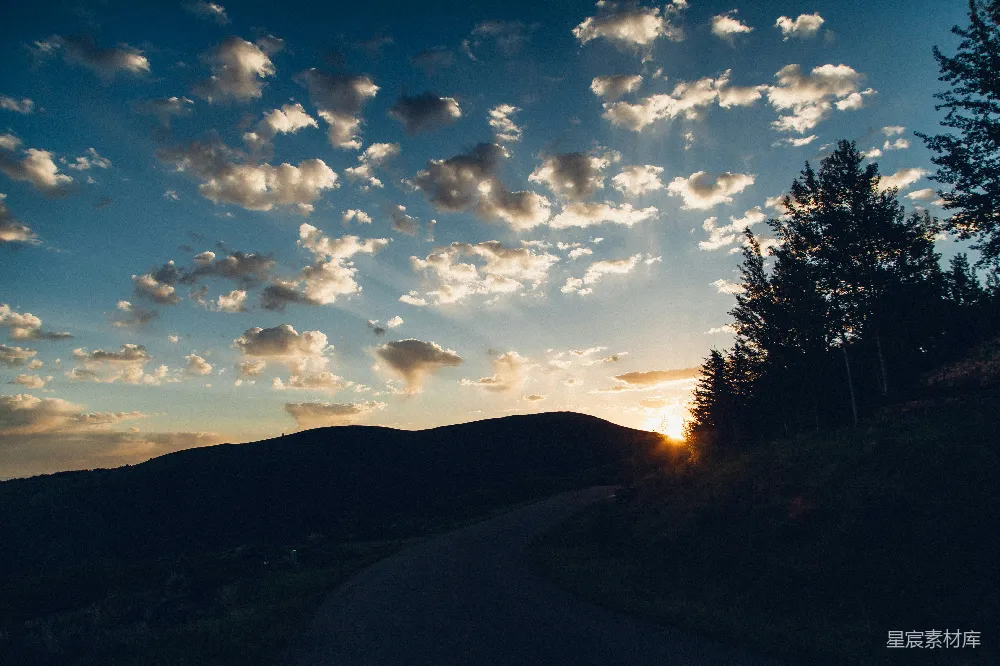高清摄影 自然风光 日落 宁静 风景 户外 夕阳下的山间小路