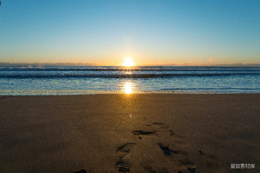 高清摄影 海滩 日落 自然 宁静 足迹 海边日落与脚印