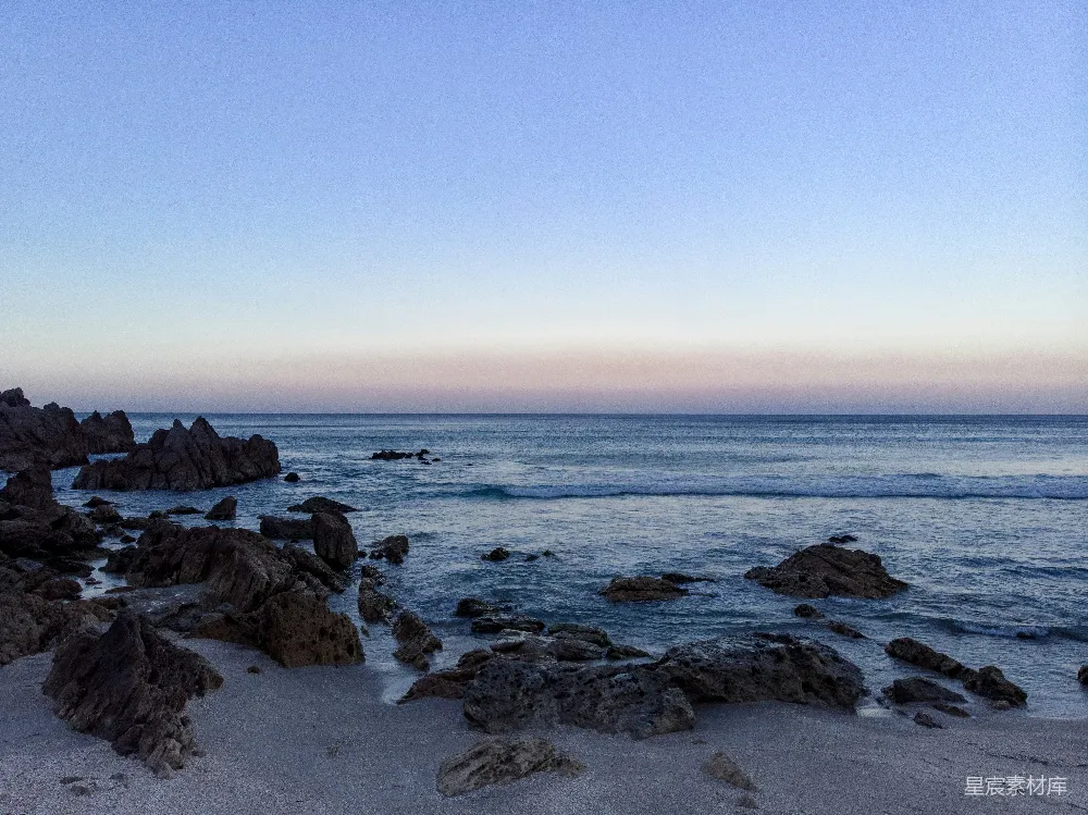 高清摄影 海滩 日落 岩石 宁静 自然 黄昏下的岩石海岸