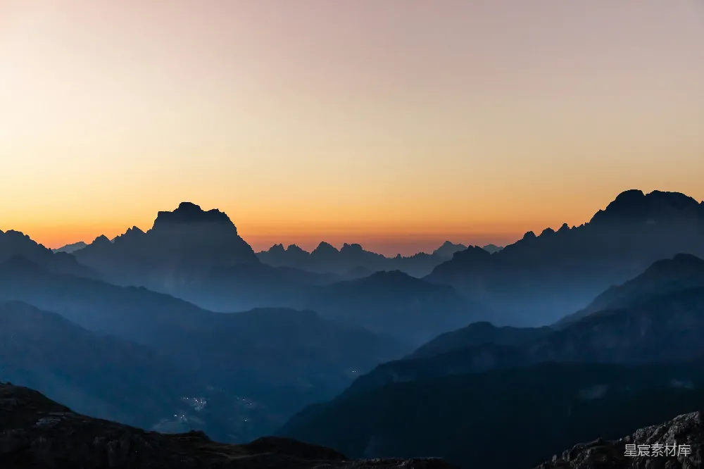 高清摄影 山脉 日出 自然 宁静 旅行 日出时分的山脉轮廓