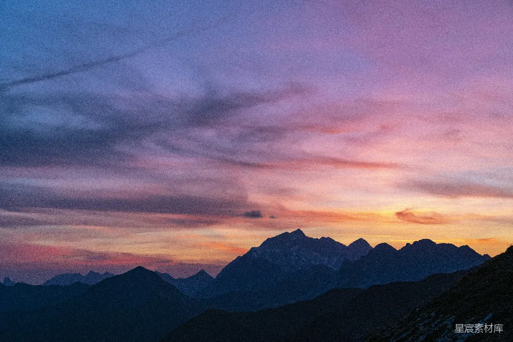 高清摄影 自然风光 日落 山脉 宁静 风景 山巅的夕阳