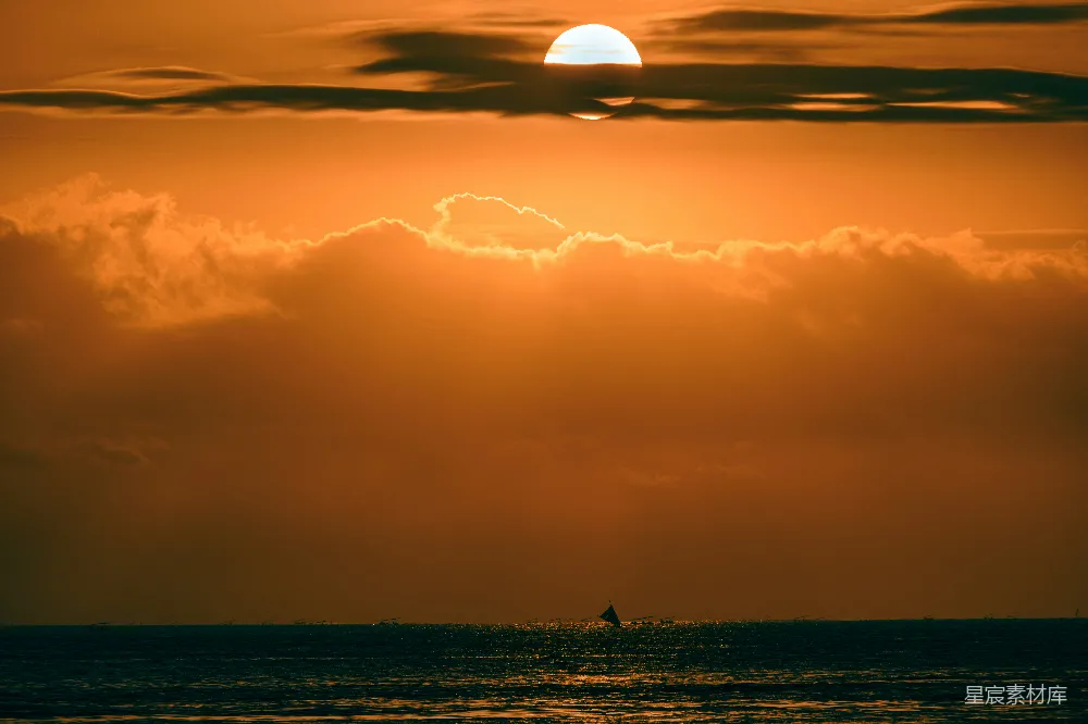 高清摄影 夕阳 海景 帆船 宁静 自然 夕阳下的海上航行