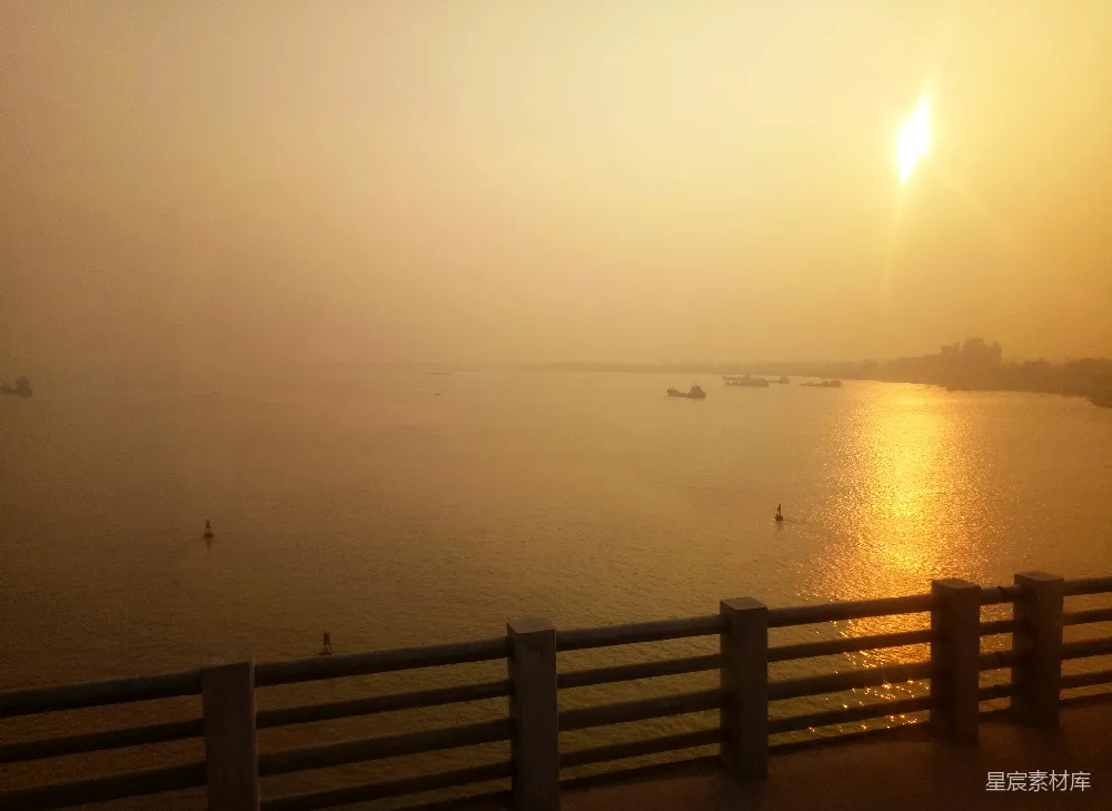 高清摄影 夕阳 江景 码头 宁静 自然 夕阳下的江边码头