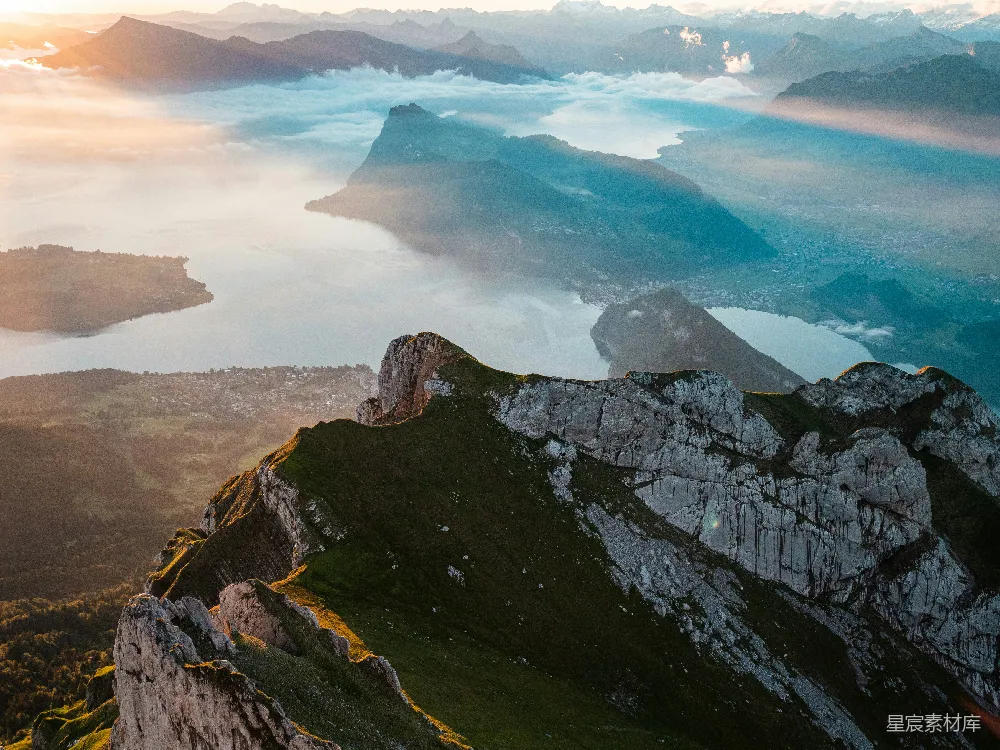高清摄影 山景 晨曦 云海 湖泊 自然风光 山巅之晨：云海与湖光的交响