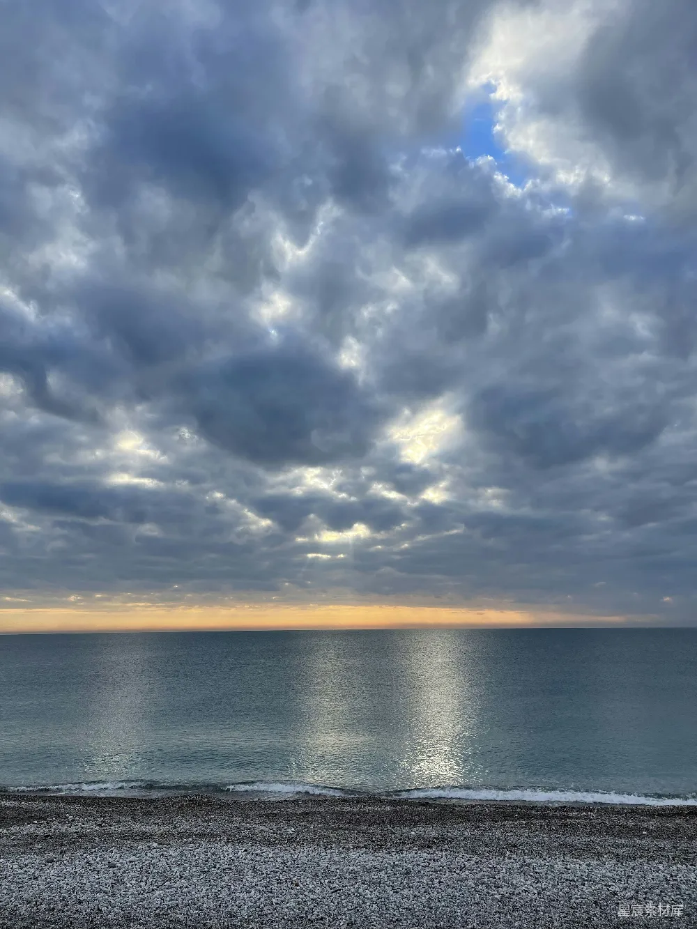 高清摄影 海景 天空 宁静 自然风光 清晨 云层之下的宁静海岸