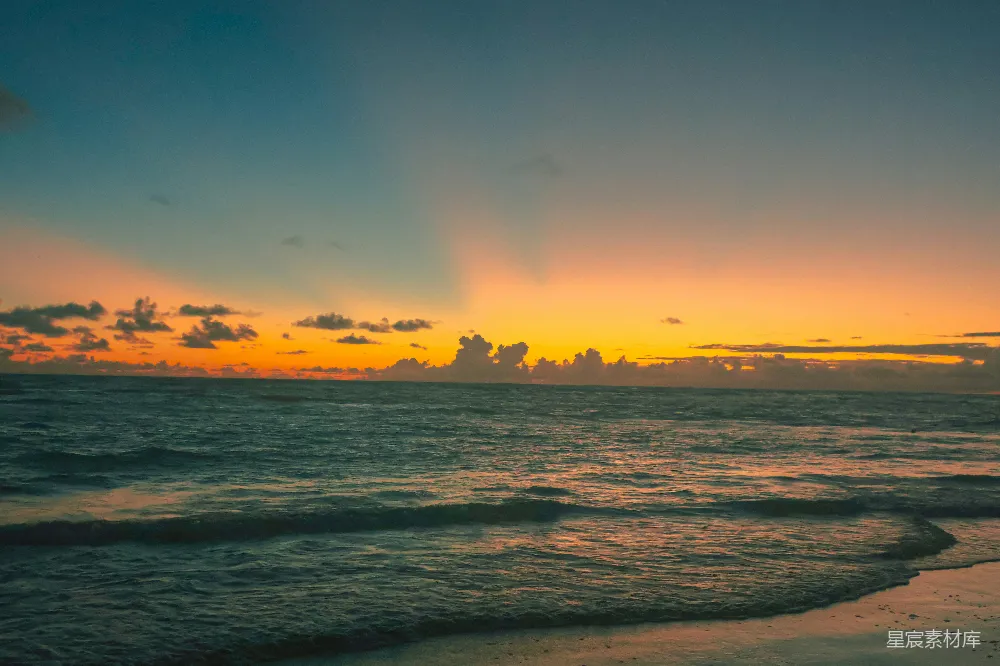 高清摄影 海滩 日落 自然风光 宁静 海浪 夕阳下的海滩