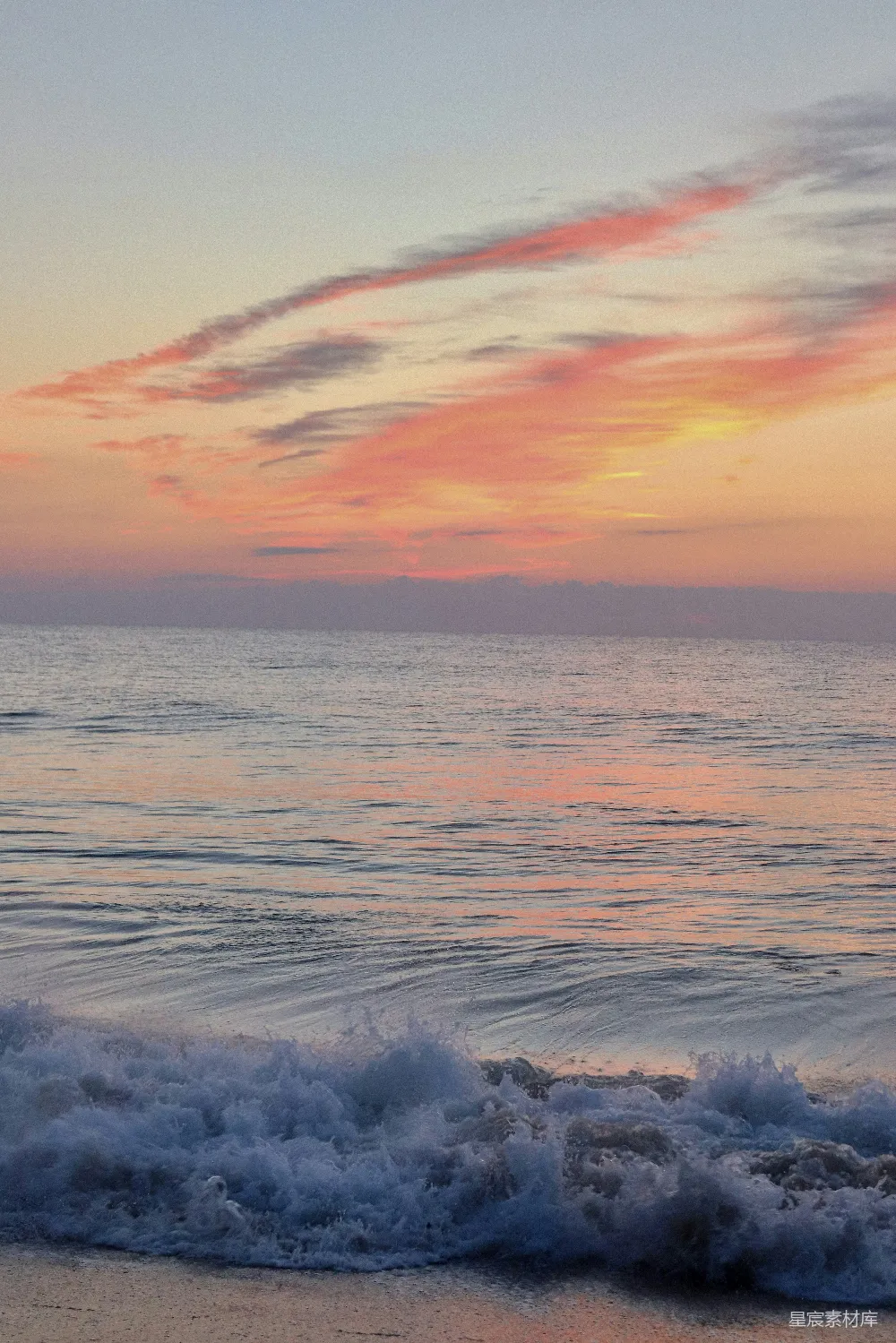 高清摄影 日落 海滩 浪花 自然美景 宁静 日落时分的海滩浪花