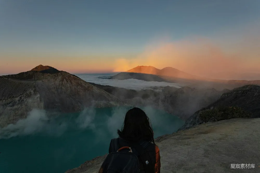 高清摄影 火山 日出 湖 自然风光 旅行 日出时分的火山湖