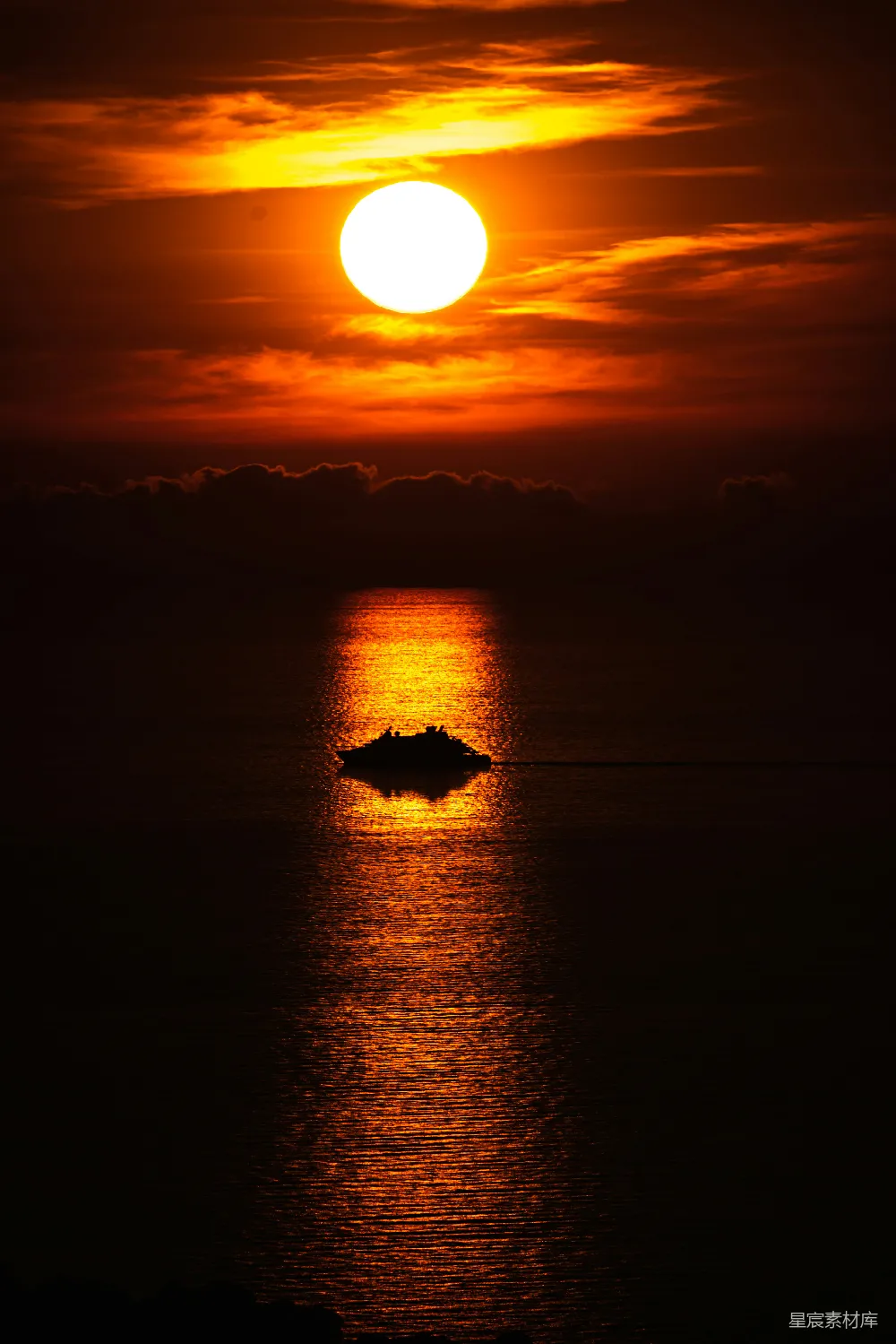 高清摄影 日落 海洋 宁静 自然风光 剪影 夕阳下的海景