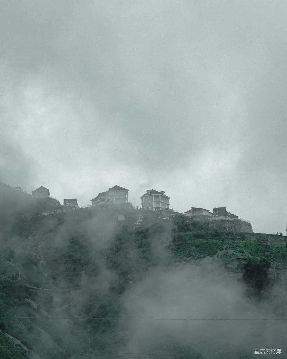 高清摄影 山景 雾气 乡村 宁静 自然 雾中的山间小镇