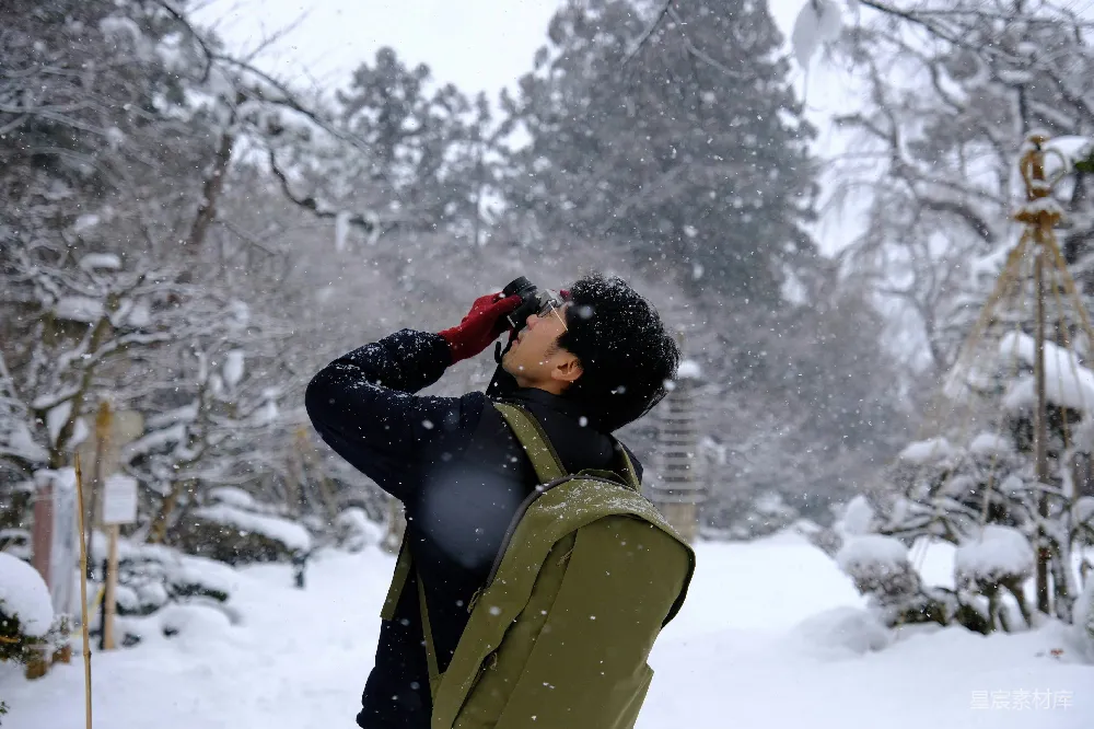 高清摄影 雪景 摄影 冬季 自然 户外 雪景中的摄影师