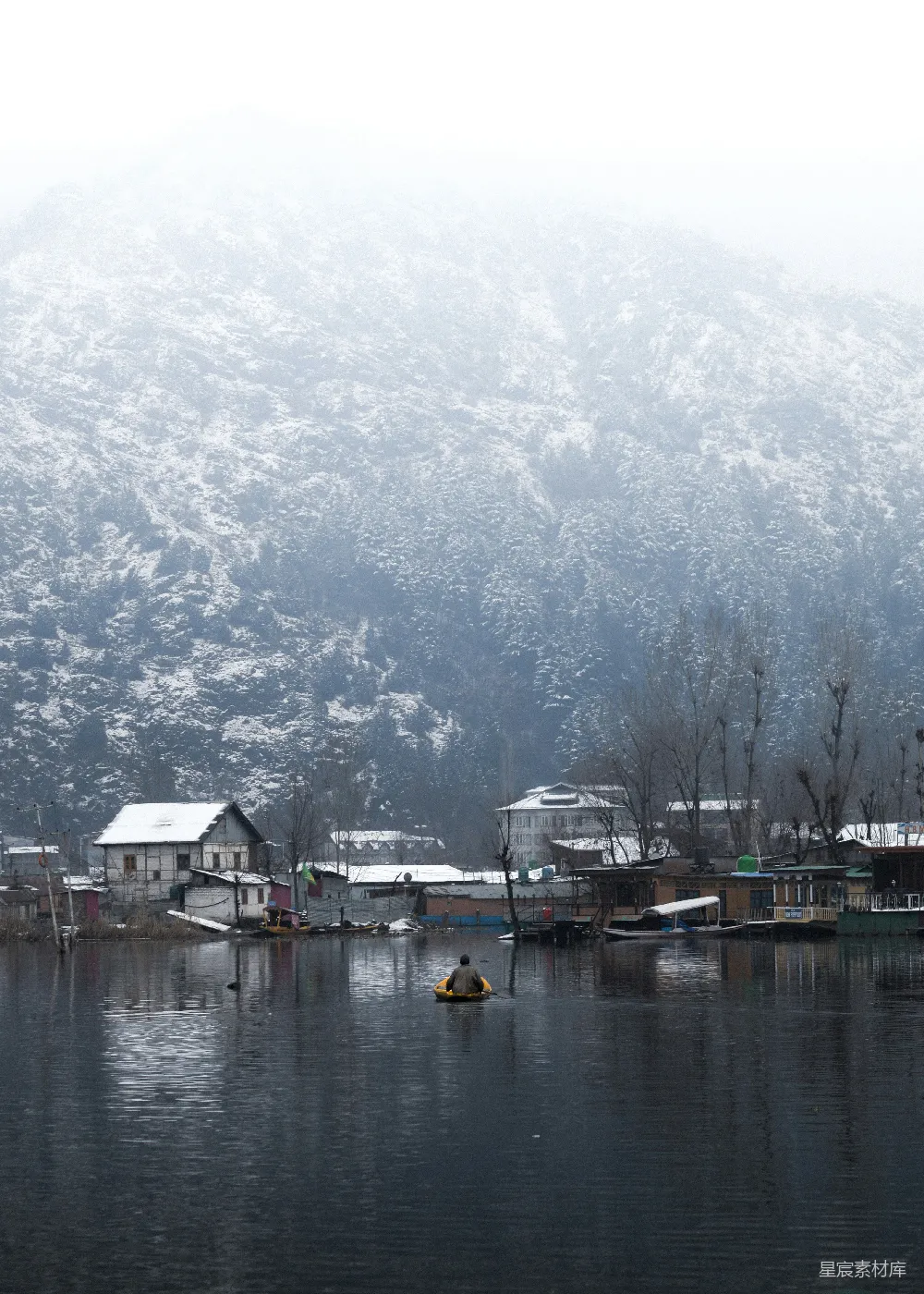 高清摄影 雪景 小屋 湖边 宁静 冬季 雪景中的湖边小屋