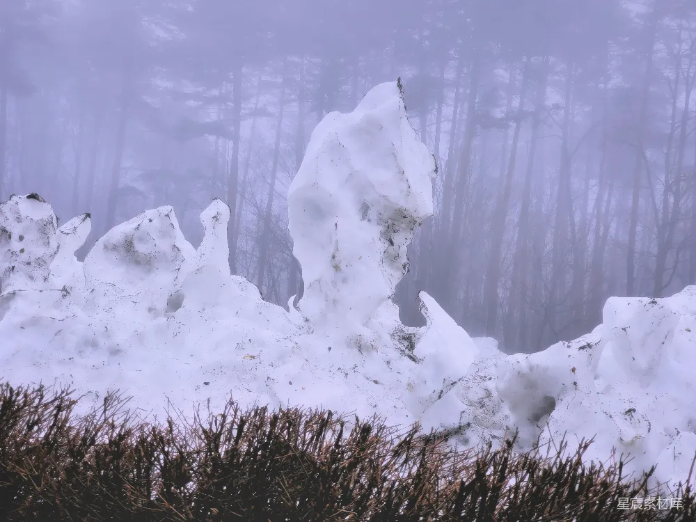 高清摄影 雪景 雾气 自然风光 冬季 户外 雾中雪堆