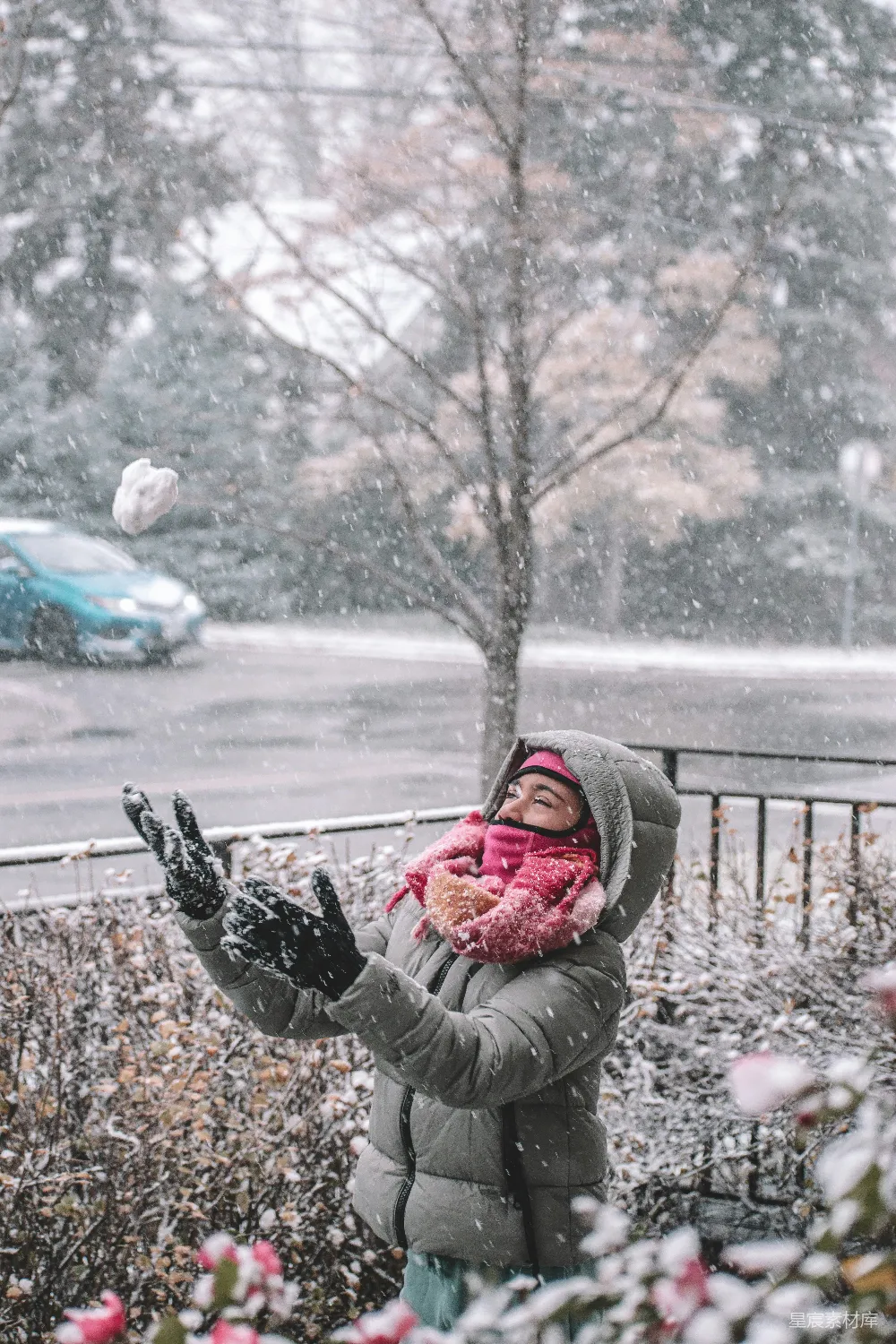 高清摄影 冬天 雪景 户外活动 快乐时光 冬季 冬日雪景中打雪仗的女孩