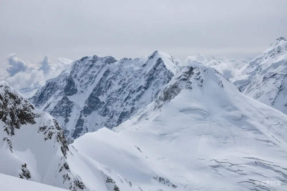 高清摄影 雪山 自然风光 户外探险 冬季景色 高海拔 雪山之巅的壮丽景色