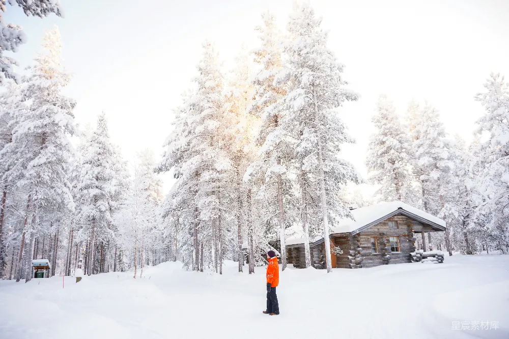 高清摄影 冬日雪景 自然风光 乡村生活 宁静 家庭旅行 冬日雪林中的木屋与孩童