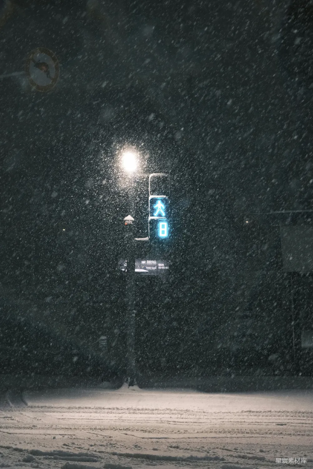 高清摄影 雪景 交通信号灯 夜间 城市 冬季 雪夜中的绿灯