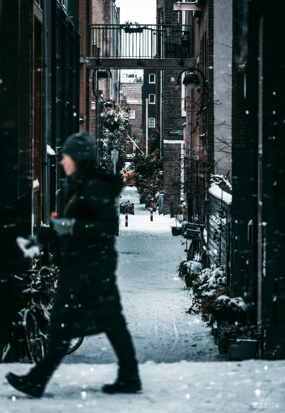 高清摄影 雪景 城市生活 冬季 街景 慢生活 冬日巷弄中的漫步者