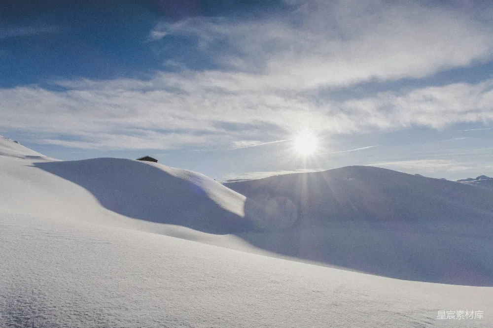高清摄影 雪山 阳光 自然 宁静 户外 雪山之光