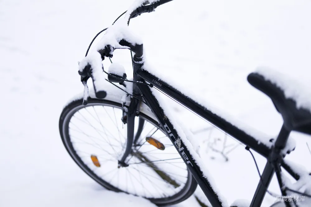 高清摄影 自行车 雪景 冬季 户外 静谧 冬日雪地里的自行车