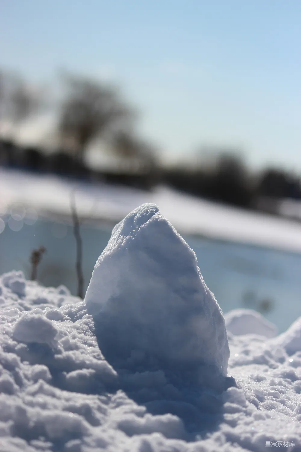 高清摄影 雪景 冬季 自然风光 阳光 户外 冬日阳光下的雪堆