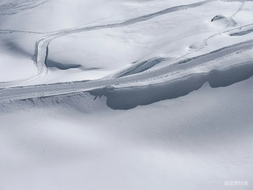 高清摄影 雪景 航拍 冬季 自然 道路 雪地中的蜿蜒道路