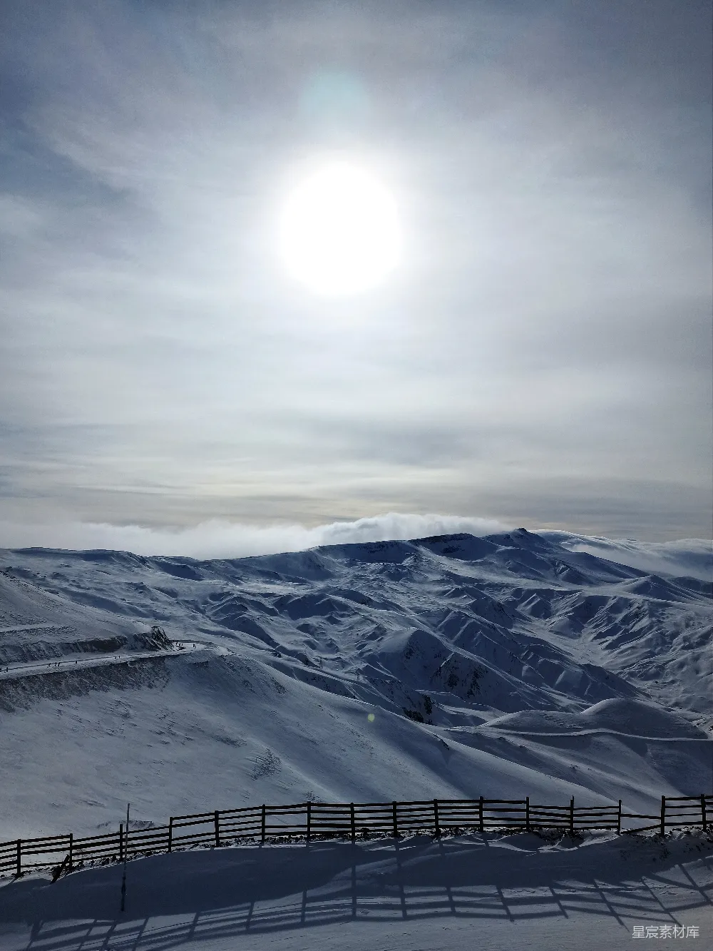 高清摄影 雪山 阳光 冬季 自然风光 户外 阳光下的雪域风光