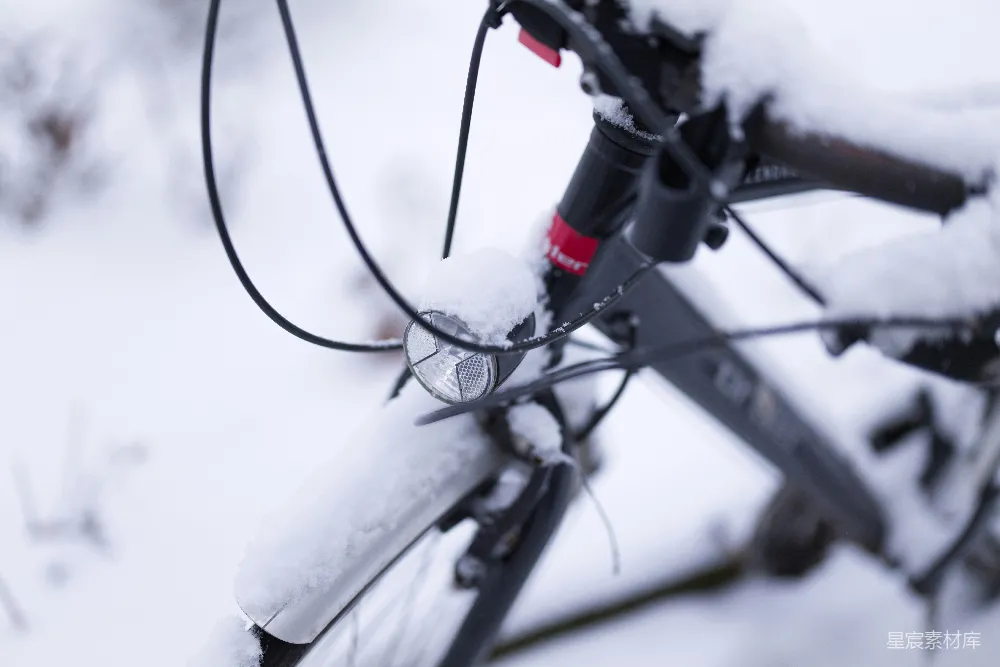高清摄影 自行车 冬季 雪景 户外活动 运动 雪地自行车特写