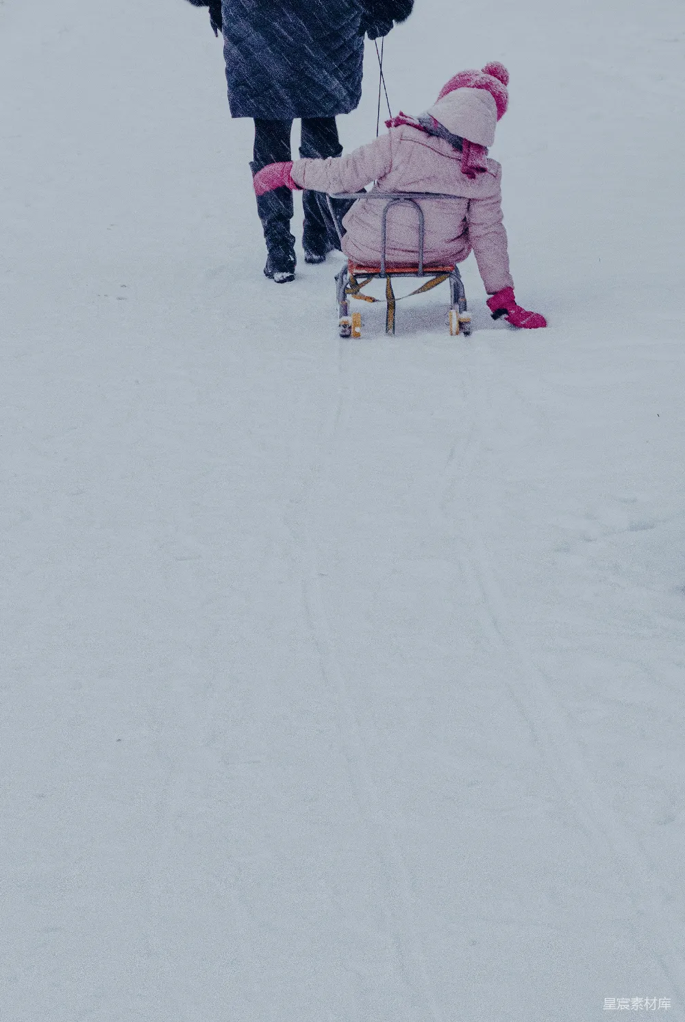 高清摄影 冬日 雪地 亲子 温馨 童趣 冬日雪地里的温馨时刻