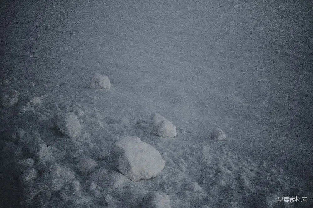 高清摄影 雪地 岩石 自然 冬季 宁静 雪地中的岩石