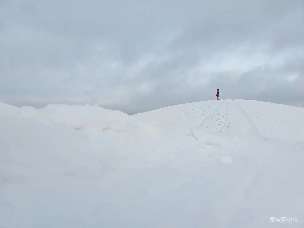 高清摄影 雪景 冬季 户外 孤独 自然 雪地上的孤独身影