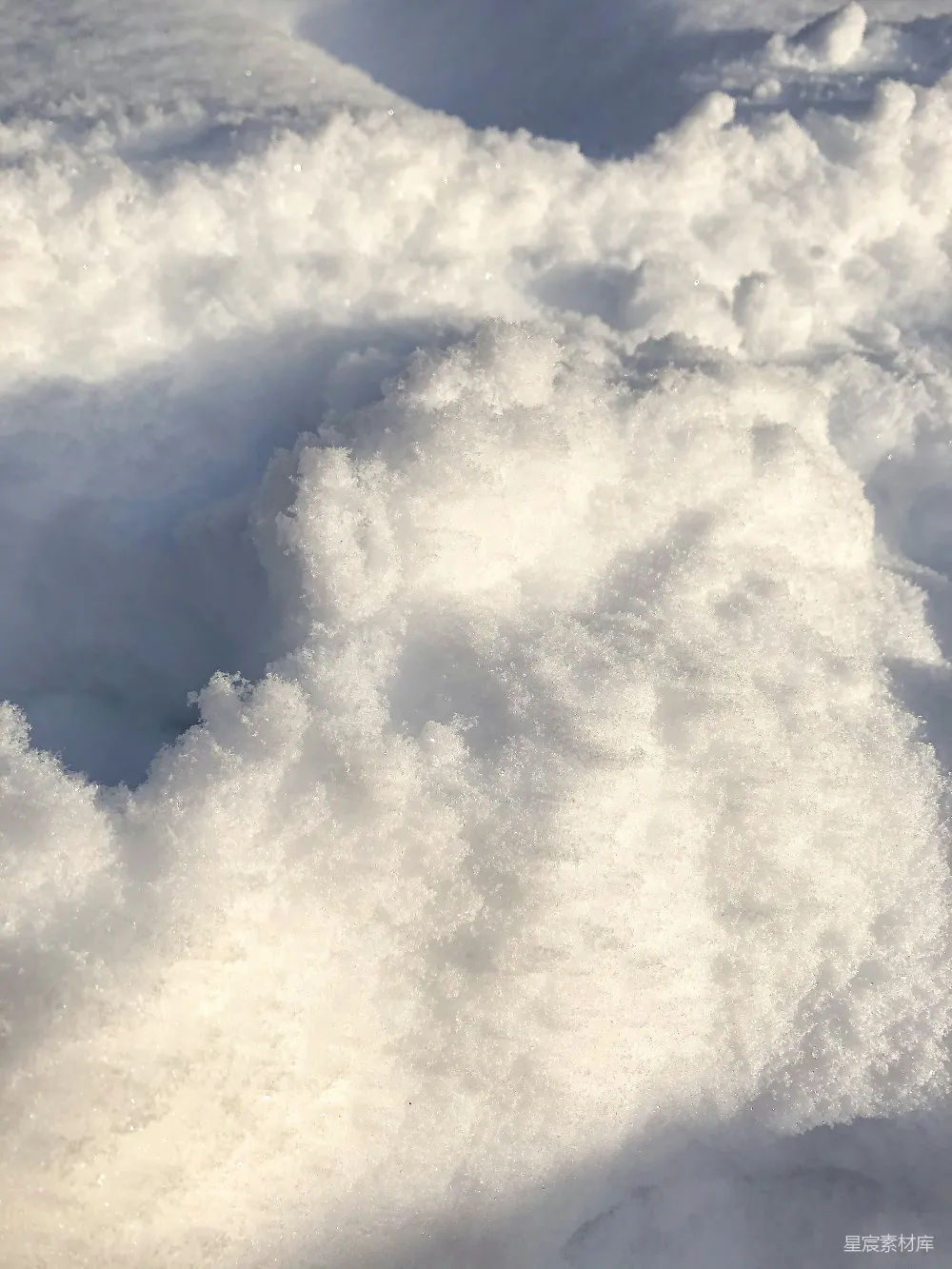 高清摄影 雪景 自然 冬季 户外 阳光 阳光下的雪堆