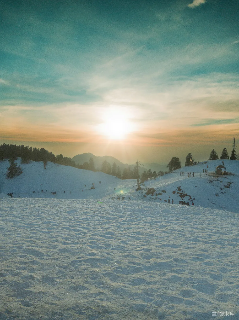 高清摄影 雪地 夕阳 滑雪 自然风光 冬季 冬日夕阳下的滑雪场