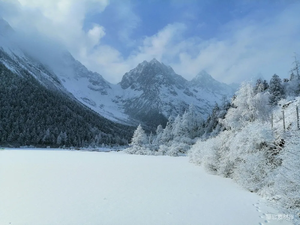 高清摄影 雪景 山脉 自然风光 冬季 宁静 冬日雪景下的山谷