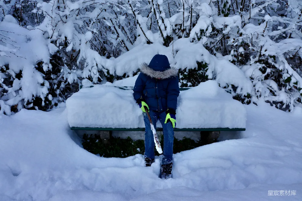 高清摄影 雪景 冬日 孤独 户外 儿童 冬日雪中独坐