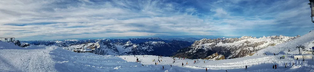 高清摄影 雪景 滑雪 山脉 冬季 户外 雪景中的滑雪场全景