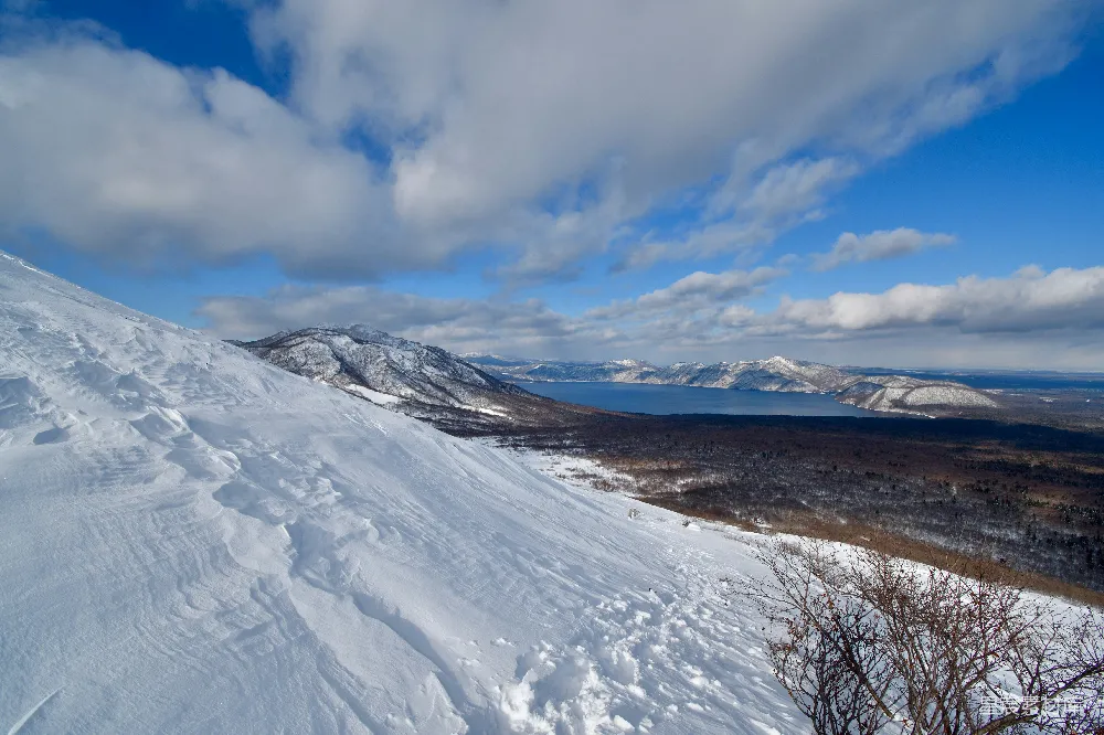 高清摄影 雪景 自然风光 冬季 湖泊 户外 冬日雪山下的湖光山色