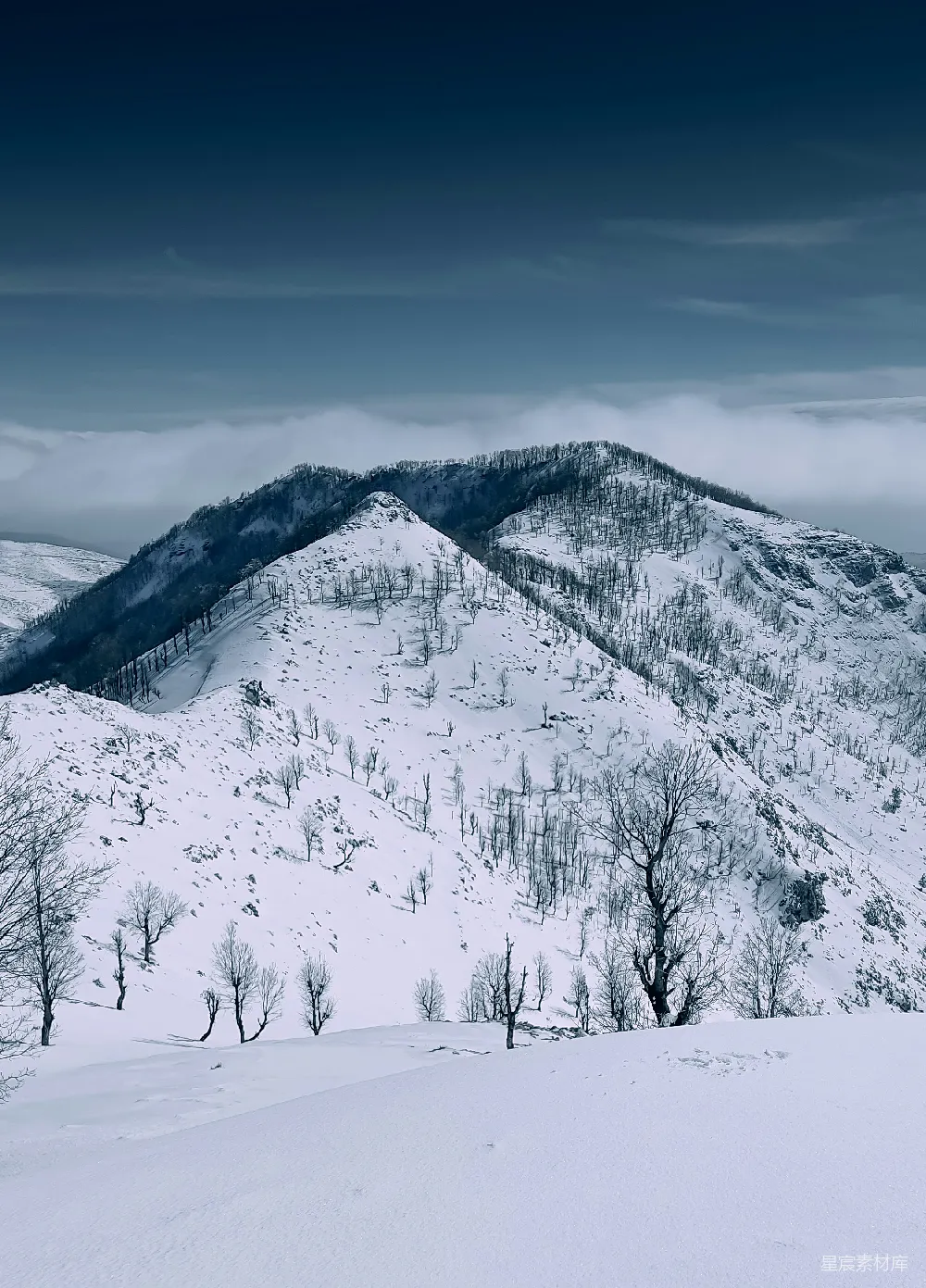 高清摄影 雪景 山脉 冬季 自然风光 宁静 雪后的山峰