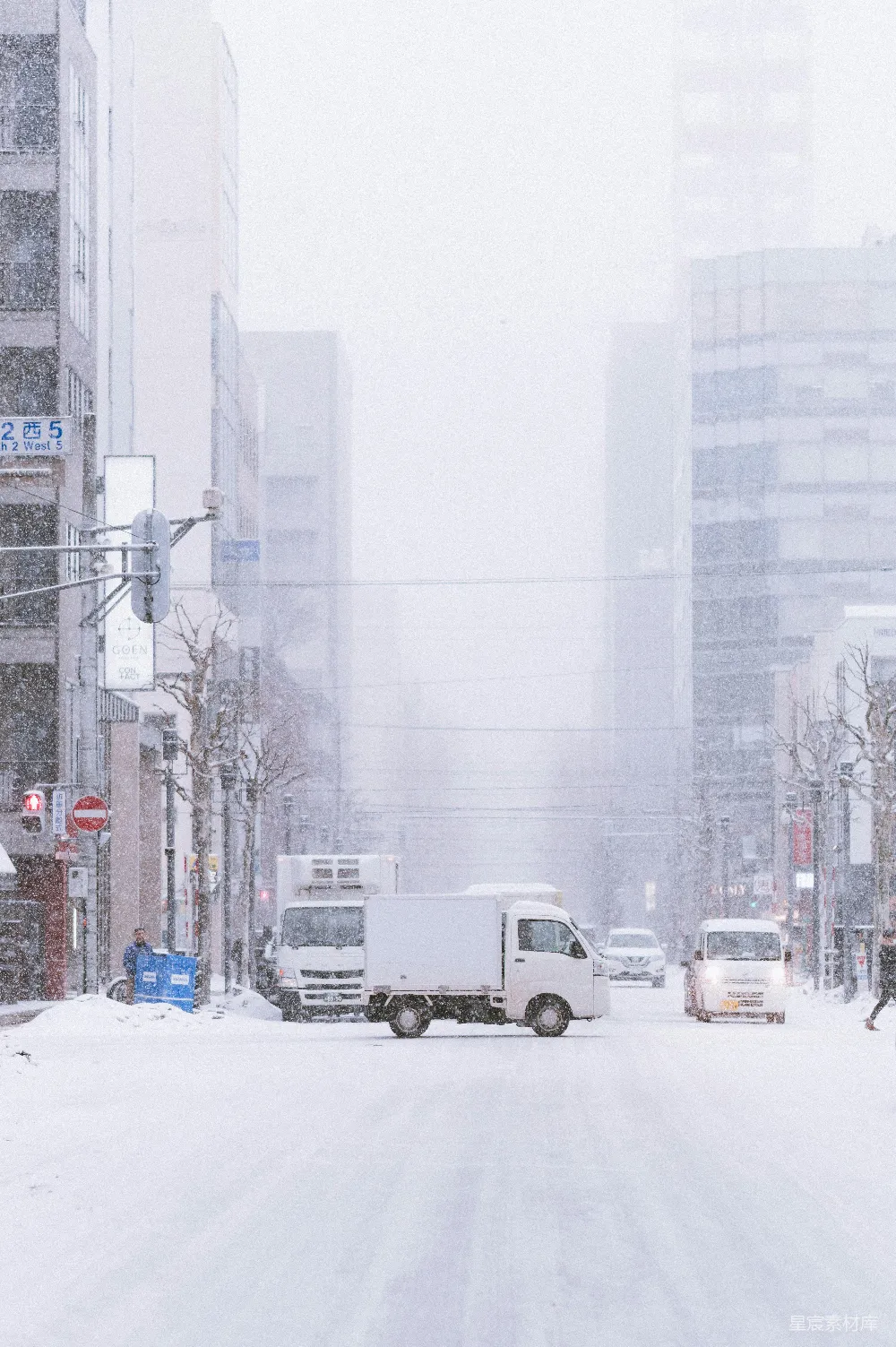 高清摄影 雪景 城市 冬季 车辆 宁静 雪中的城市街道