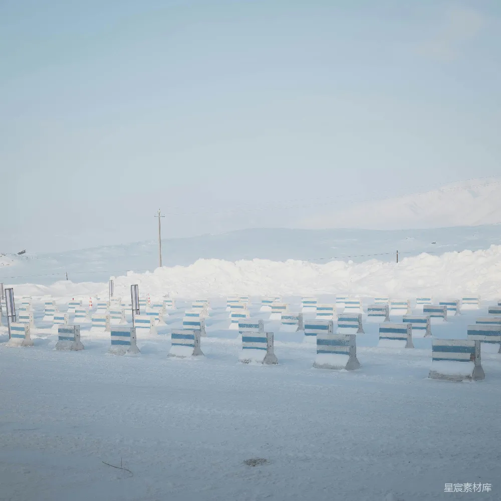高清摄影 雪景 交通设施 冬季 荒凉 自然 雪地中的交通护栏