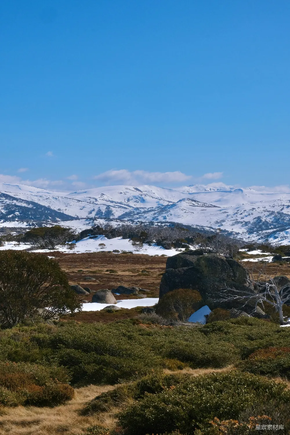 高清摄影 雪景 自然风光 山脉 岩石 户外 雪景中的山丘与岩石